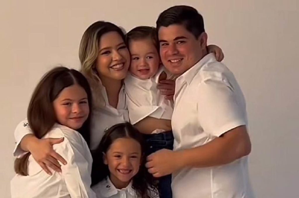 Foto de Alfredo y su familia siendo felices