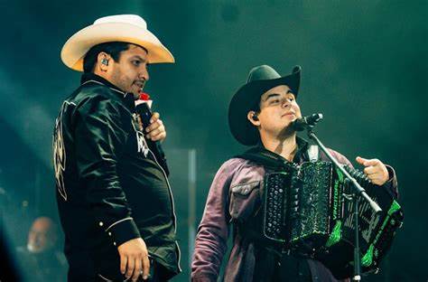 Foto de Alfredo y Julion en un escenario